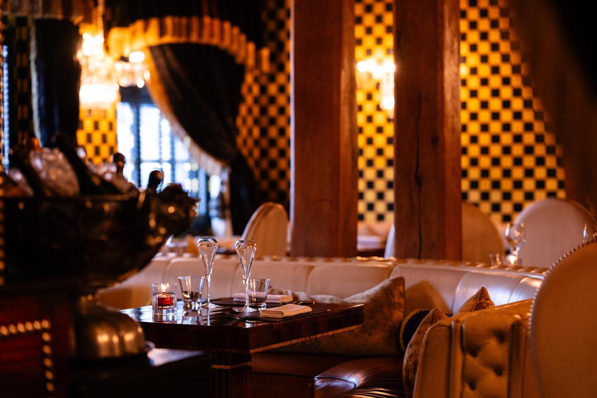 크레이지 베어 호텔 비콘스필드 비컨즈필드 외부 사진 Interior of the restaurant