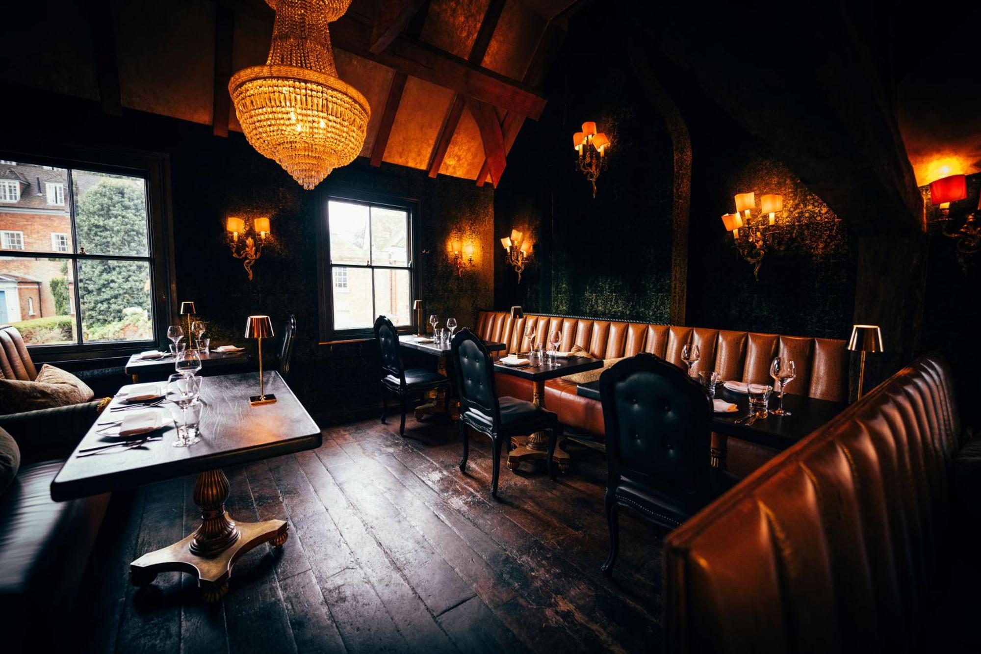 크레이지 베어 호텔 비콘스필드 비컨즈필드 외부 사진 The interior of the restaurant