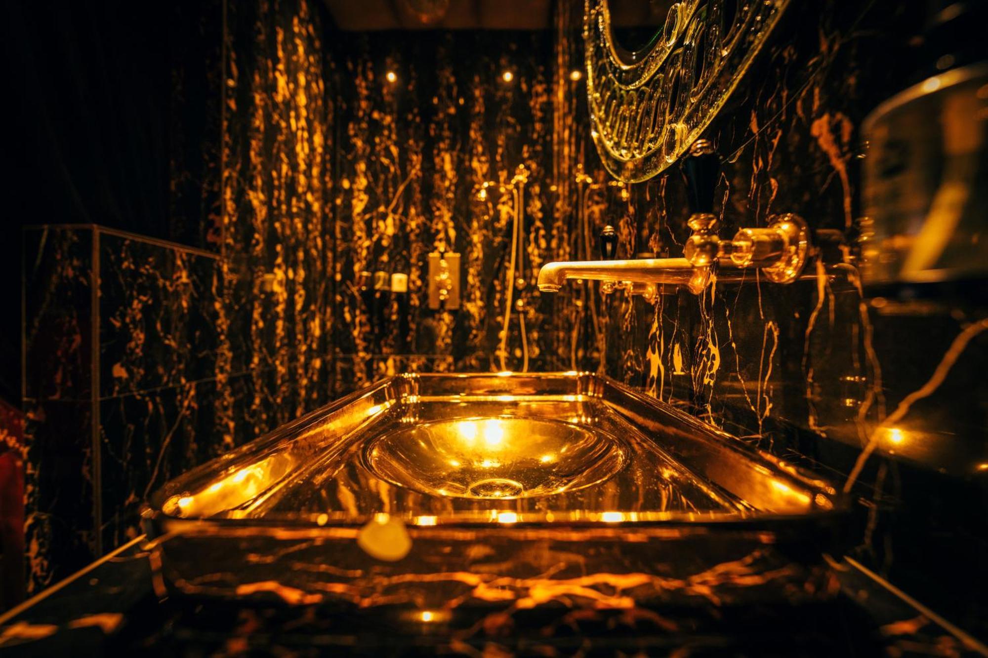 크레이지 베어 호텔 비콘스필드 비컨즈필드 외부 사진 The Golden Hall