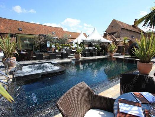 크레이지 베어 호텔 비콘스필드 비컨즈필드 외부 사진 The pool at The Old Mill